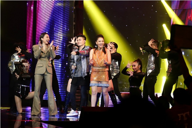 The Voice 2017: 'Vũ điệu cồng chiêng' của Tóc Tiên không cứu được Trần Tùng Anh ảnh 1